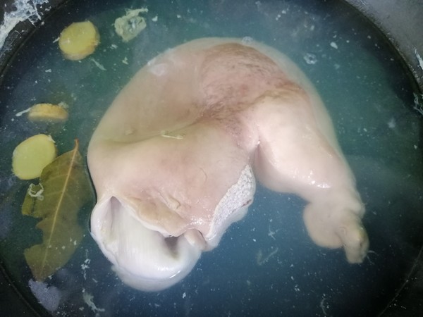 莲子猪肚汤的做法步骤:2