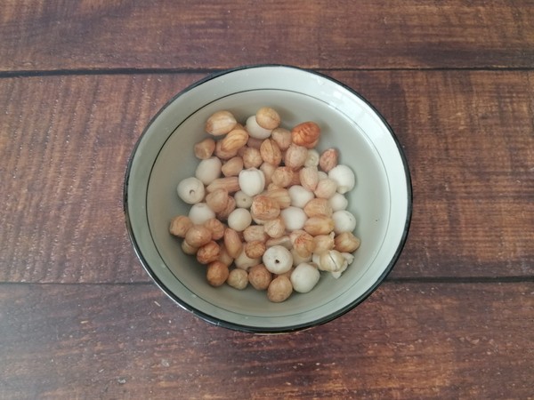 莲子猪肚汤的做法步骤:4