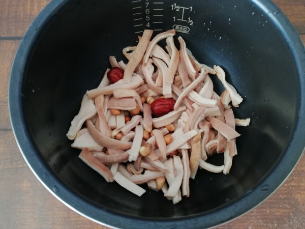 莲子猪肚汤的做法步骤:5