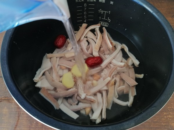 莲子猪肚汤的做法步骤:7