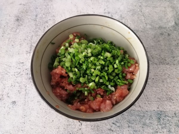 三鲜锅贴的做法步骤:4