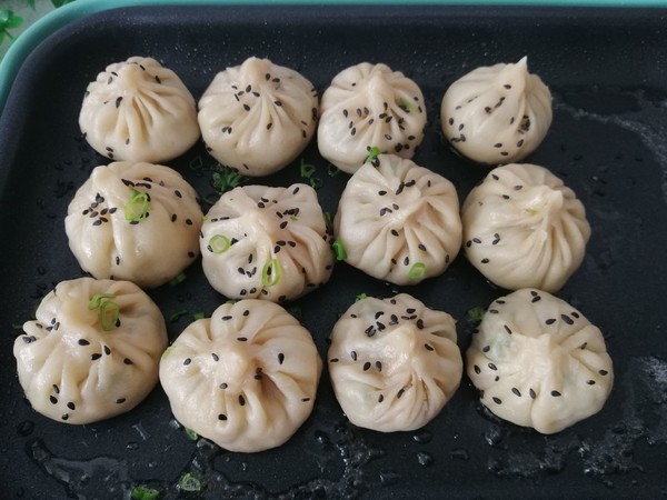 三鲜锅贴的做法步骤:7