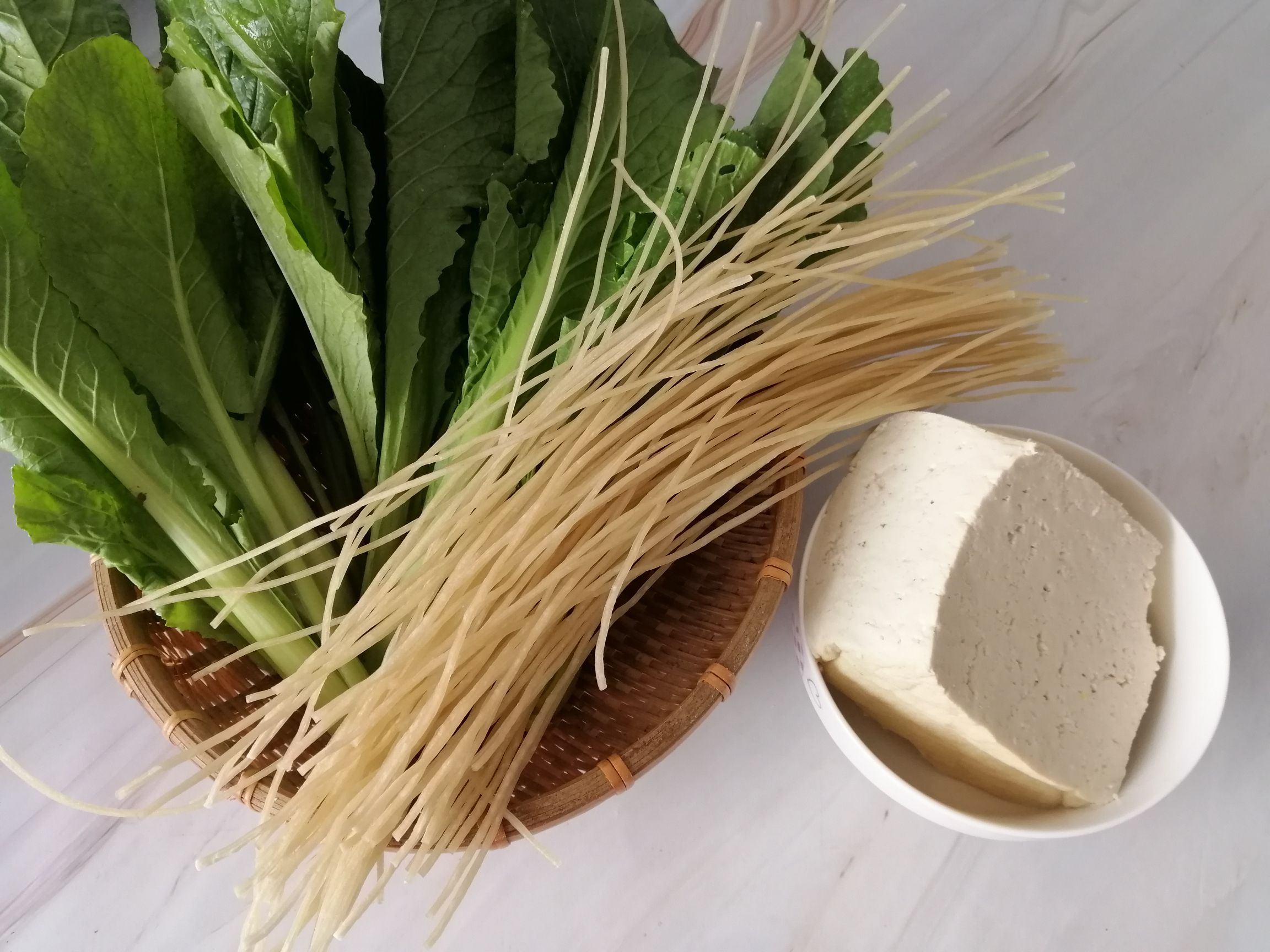 小白菜粉条炖豆腐的做法步骤：1