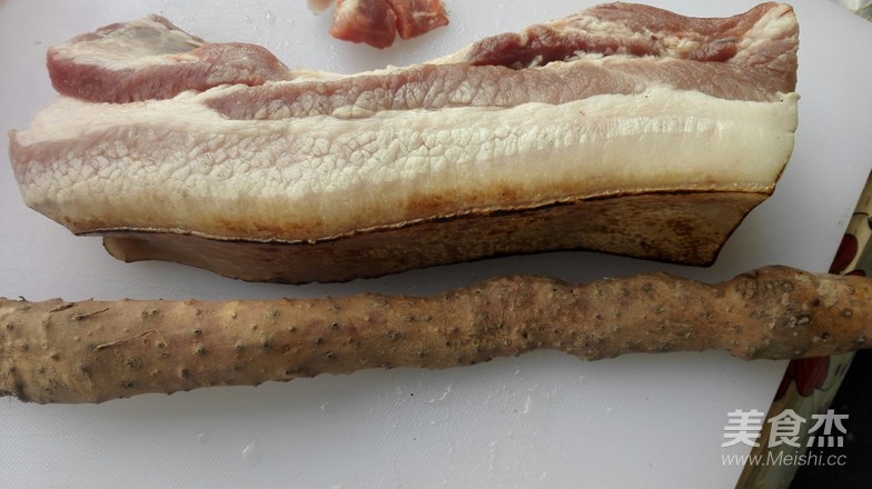 红烧肉炖铁棍山药的做法步骤：1