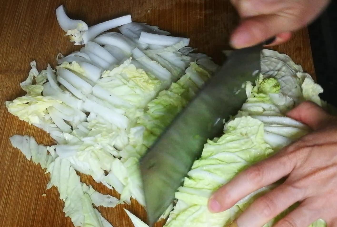 白菜炖冻豆腐的做法步骤：1