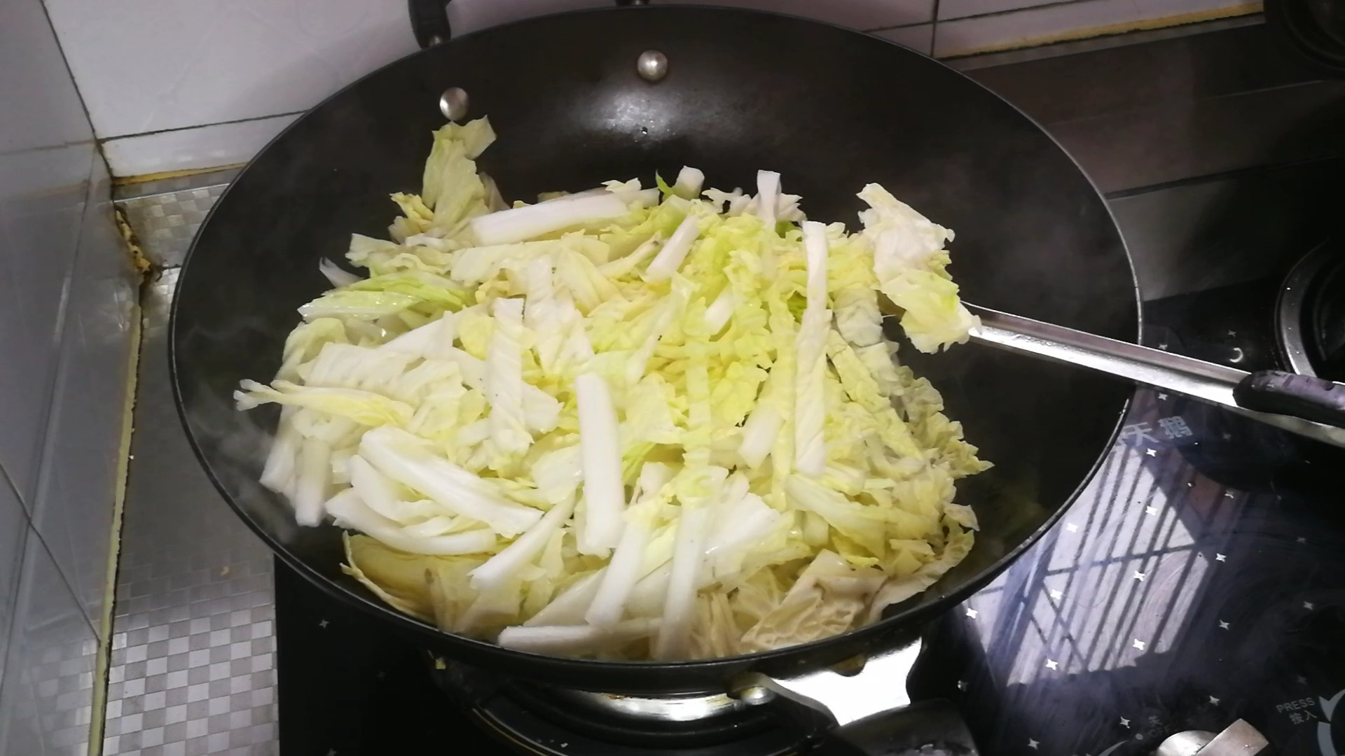 白菜炖冻豆腐的做法步骤:2
