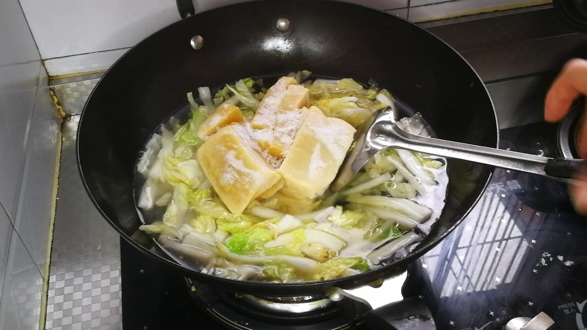 白菜炖冻豆腐的做法步骤:3