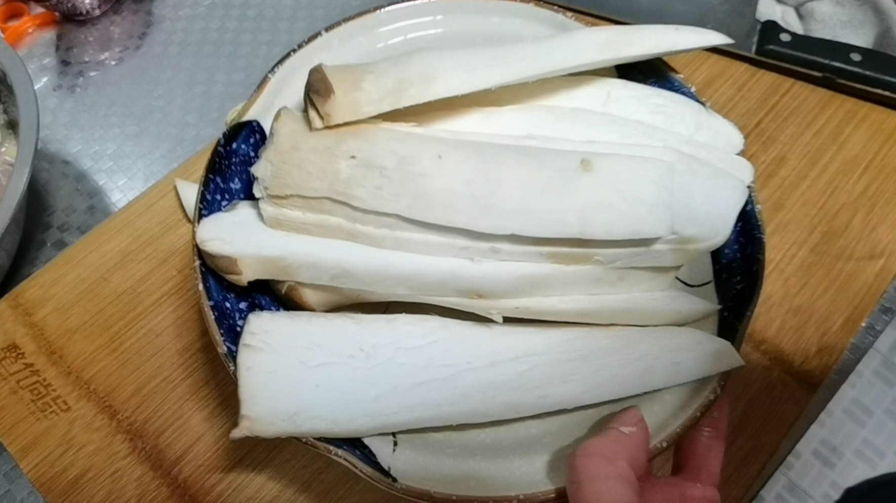 杏鲍菇不炒不炖，这样做最好吃的做法步骤：1