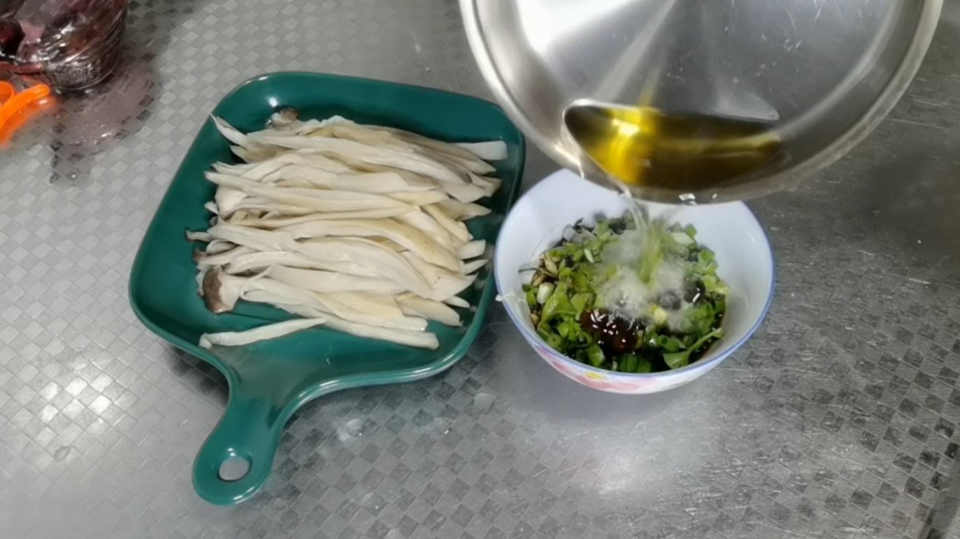 杏鲍菇不炒不炖,这样做最好吃的做法步骤:3