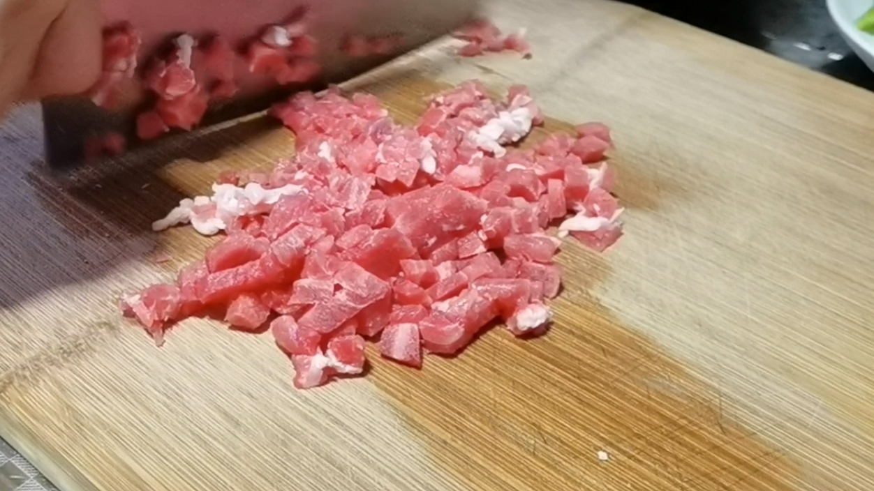 下饭神器—家常肉末烧豆腐的做法步骤：2