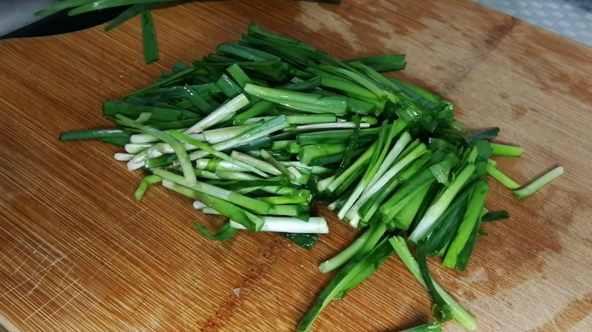 春日鲜品～低脂高蛋白的韭菜炒鱿鱼的做法步骤：2