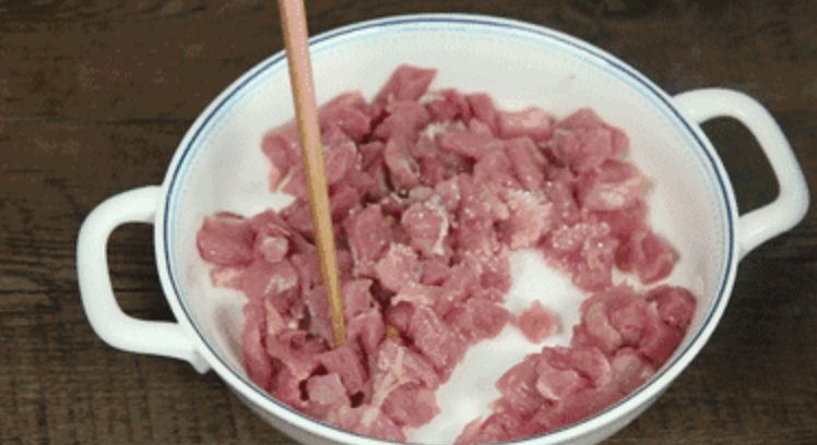 这可能是你吃过最好吃的宫保鸡丁了！的做法步骤：1