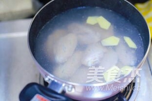 红烧鸡中翅的做法步骤：1