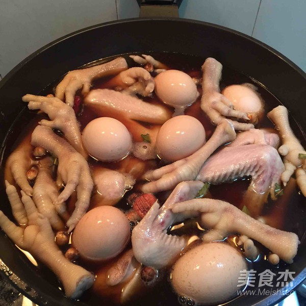 卤凤爪，卤酱骨头，卤蛋，卤水一锅的做法步骤：3