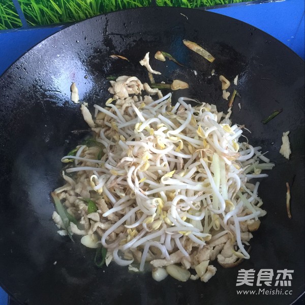 豆芽肉丝炒面的做法步骤：6