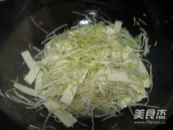 绿豆芽炒豆腐皮的做法步骤：7