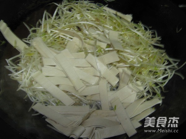 绿豆芽炒豆腐皮的做法步骤：6