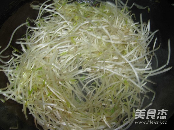 绿豆芽炒豆腐皮的做法步骤：5