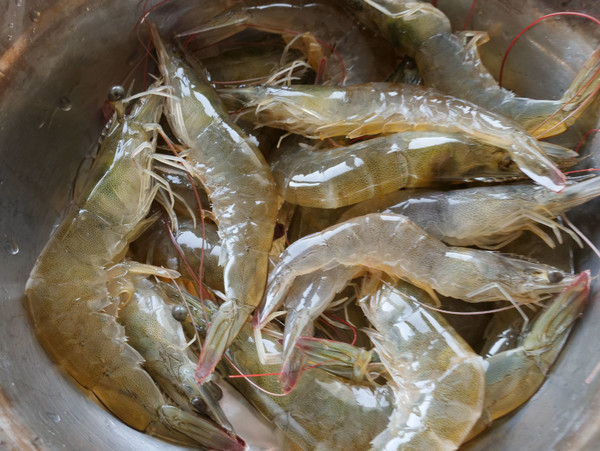 儿童蔬菜鲜虾丸的做法步骤：1
