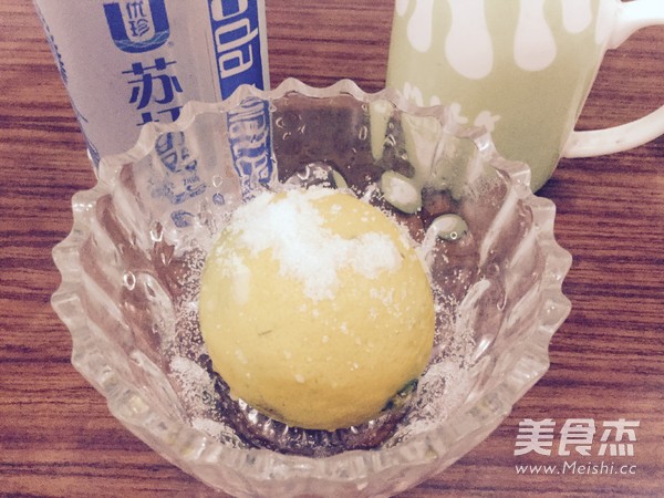 柠檬苏打水的做法步骤：2