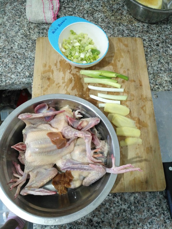 红枣枸杞乳鸽汤的做法步骤:3