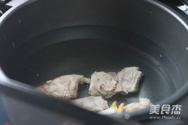 冬瓜排骨汤的做法步骤:4