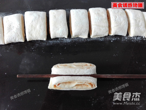 千层椒盐花生卷的做法步骤:7