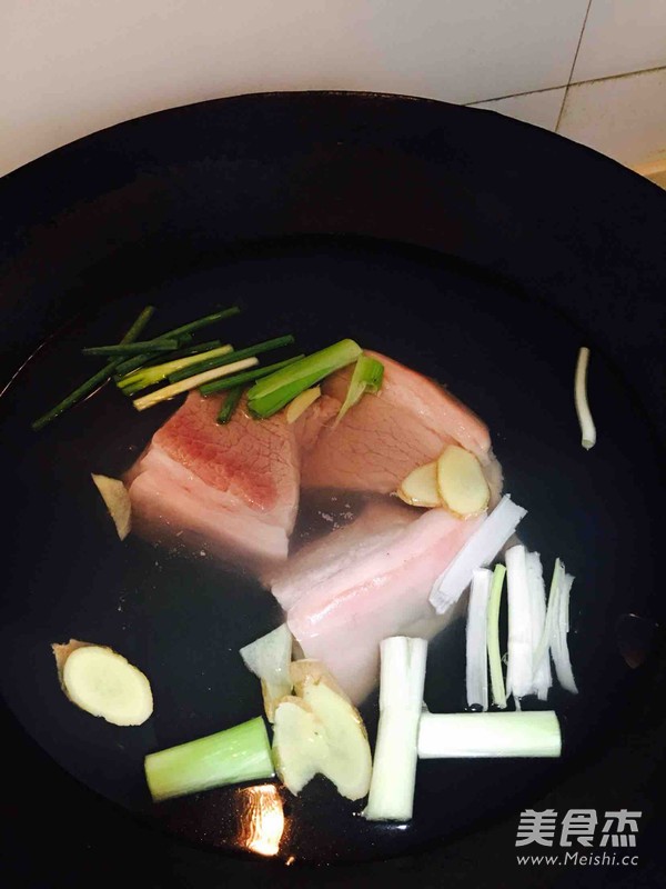 蒜泥白肉的做法步骤：1
