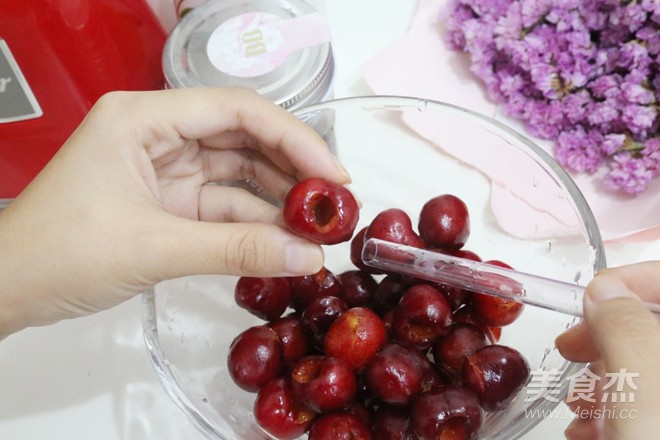 正能量夏日特饮樱桃酸奶的做法步骤：1