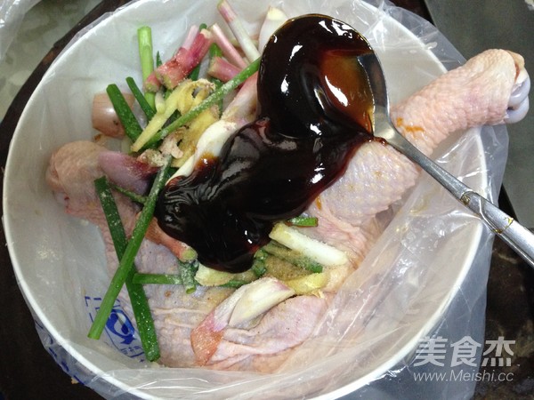蜜汁叉烧烤鸡腿的做法步骤:3