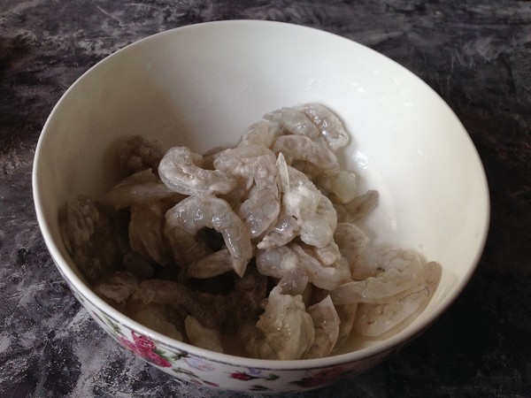 小金鱼虾仁馄饨的做法步骤:2