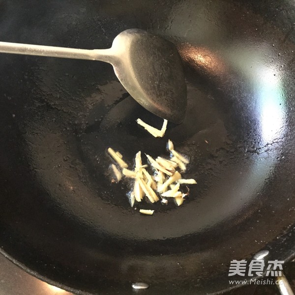 西芹炒鱿鱼须的做法步骤：8