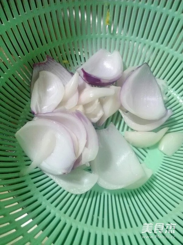 洋葱炒芹菜的做法步骤：1