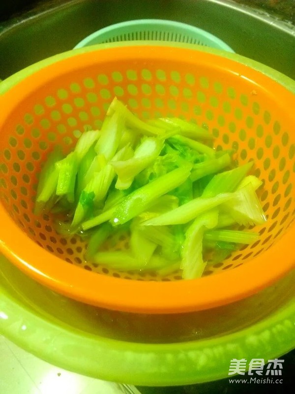 洋葱炒芹菜的做法步骤：2