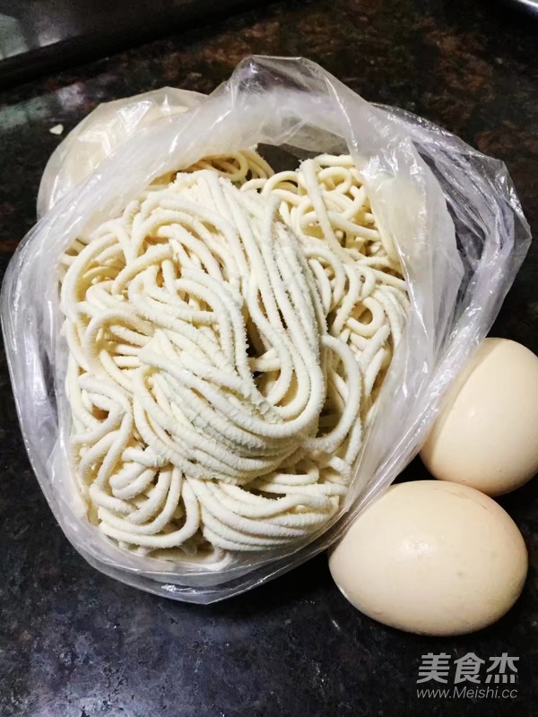菜心鸡蛋炒面的做法步骤：1