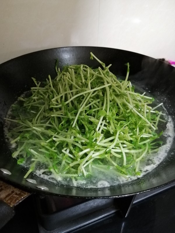白灼豌豆苗的做法步骤：3