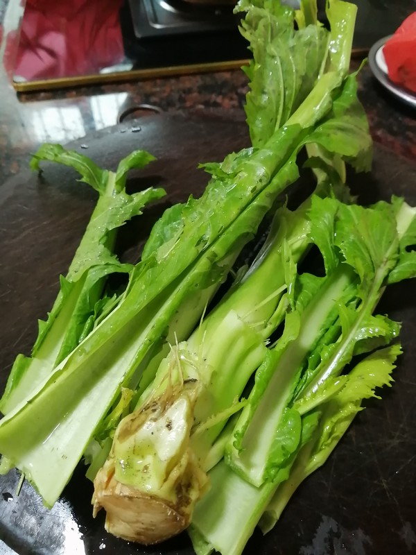 芥菜胡萝卜配鱿鱼筒的做法步骤：1