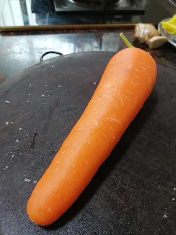 芥菜胡萝卜配鱿鱼筒的做法步骤:2