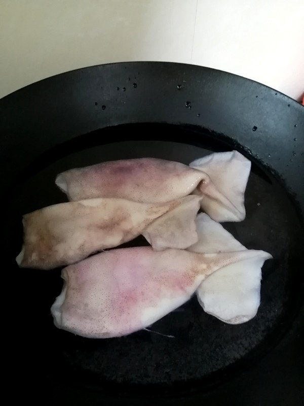 芥菜胡萝卜配鱿鱼筒的做法步骤:5