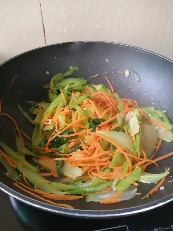 芥菜胡萝卜配鱿鱼筒的做法步骤:11
