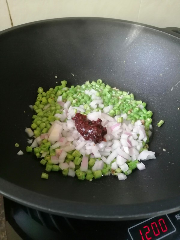 一个人简单吃~~豆角洋葱炒饭的做法步骤：8