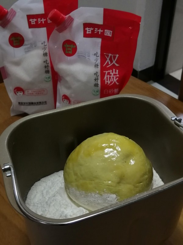 美味又健康还有不错的颜值~~南瓜老面包子的做法步骤:2