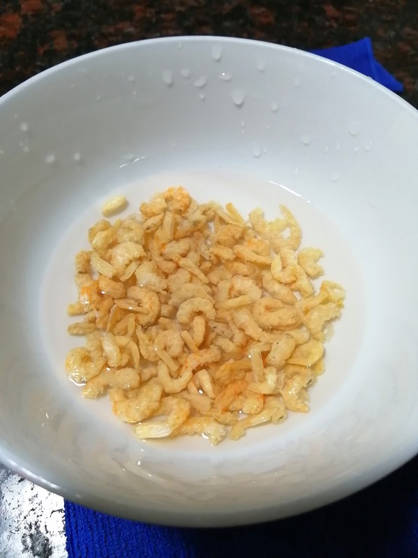 妈妈的味道~~虾仁炒饭的做法步骤：2