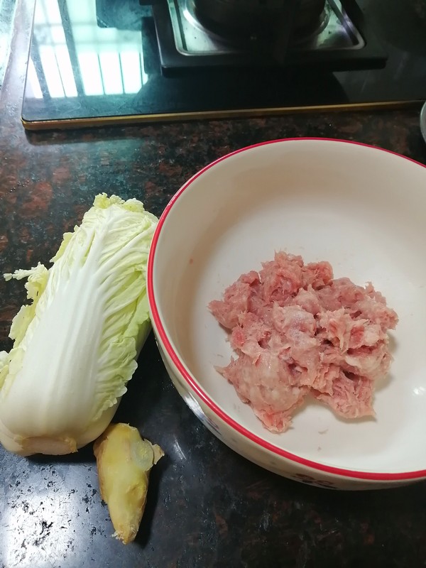 我至爱的面点之一~~包白菜饺子的做法步骤：1