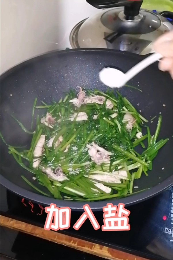 简简单单也不失美味~~韭菜炒鱿鱼的做法步骤：15