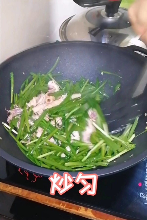 简简单单也不失美味~~韭菜炒鱿鱼的做法步骤：17