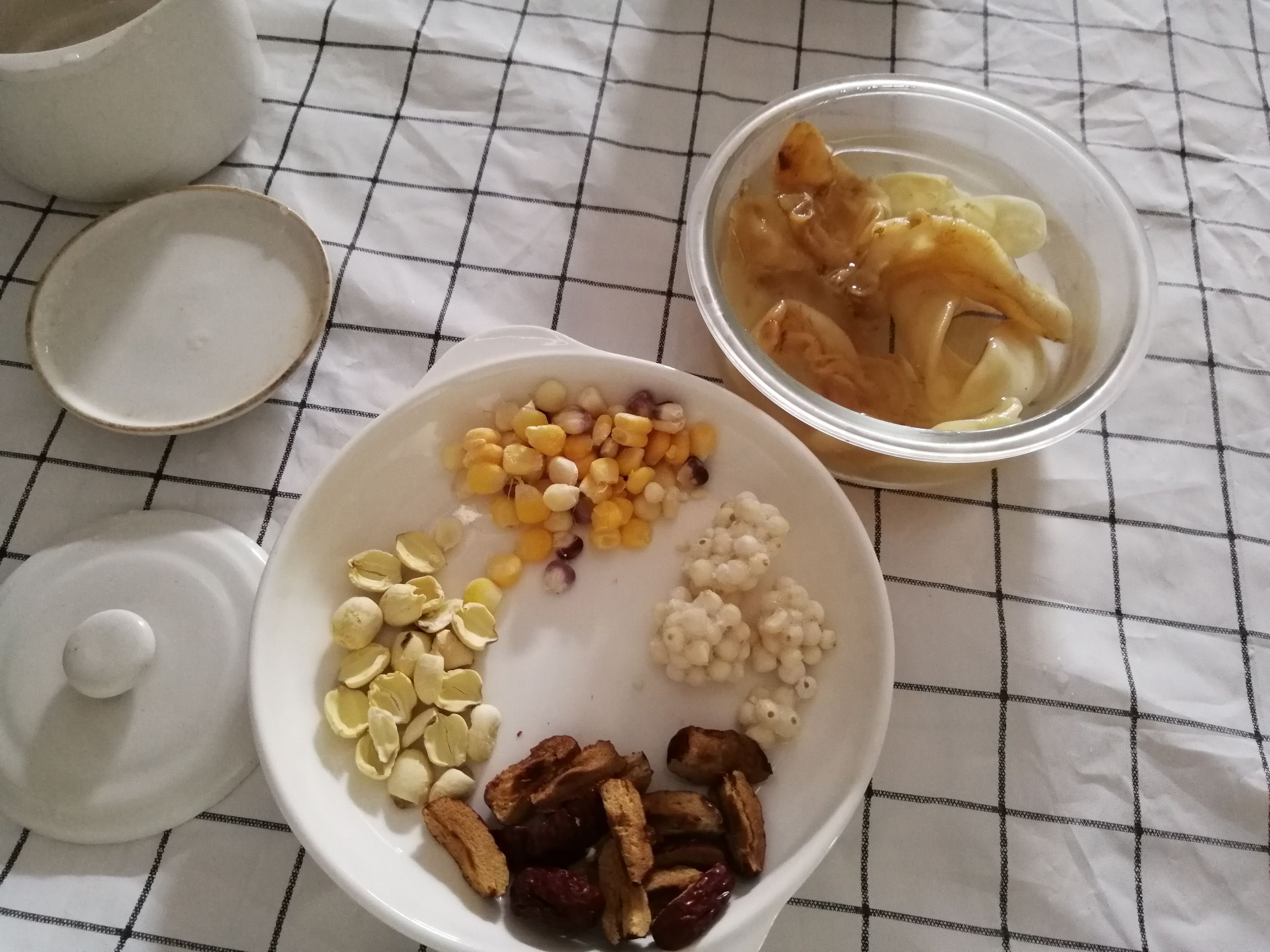祛湿健脾养胃安眠——芡实莲子炖鱼胶的做法步骤：2