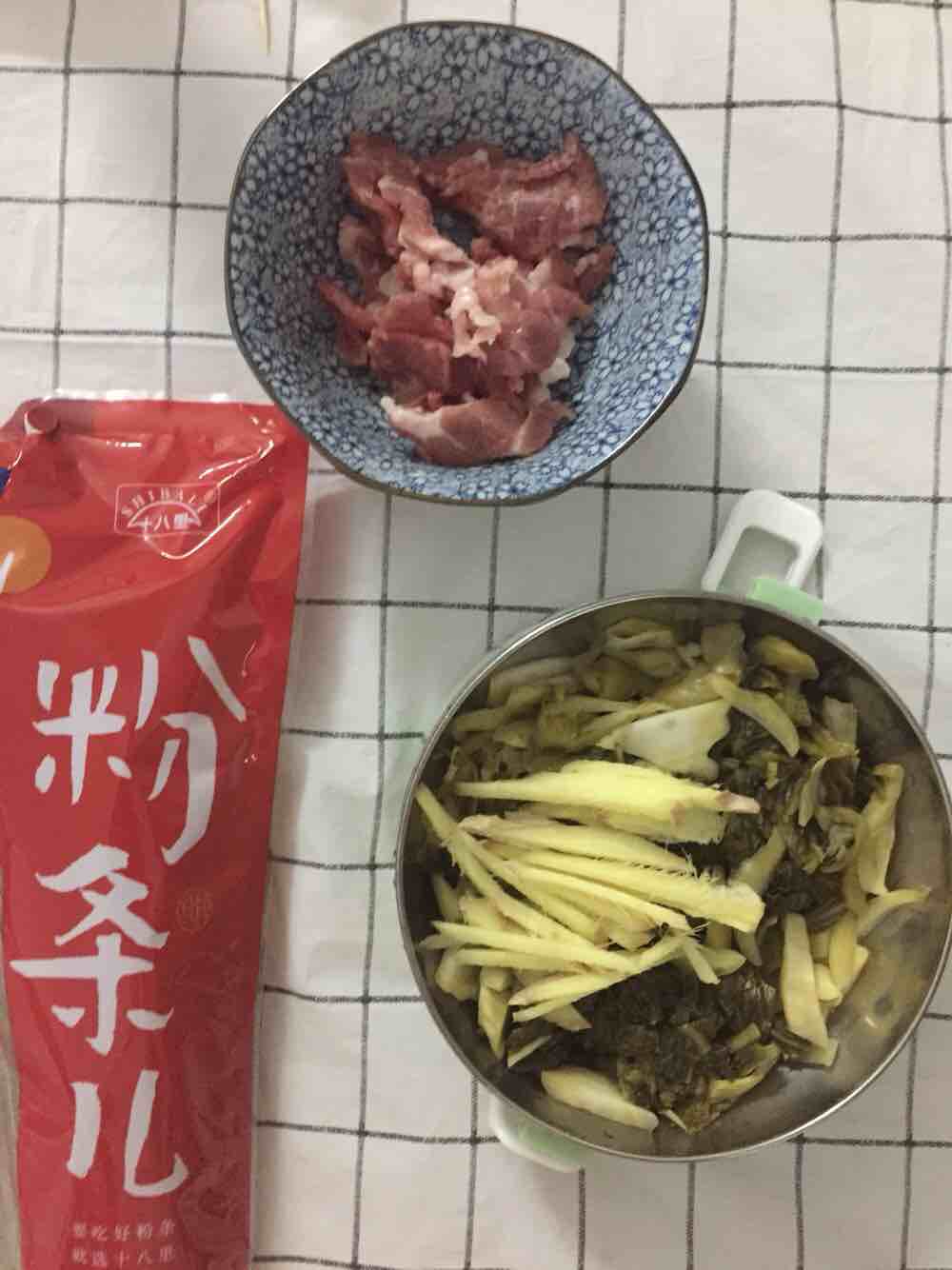 不模仿他人的老坛酸菜肉片粉丝的做法步骤：1