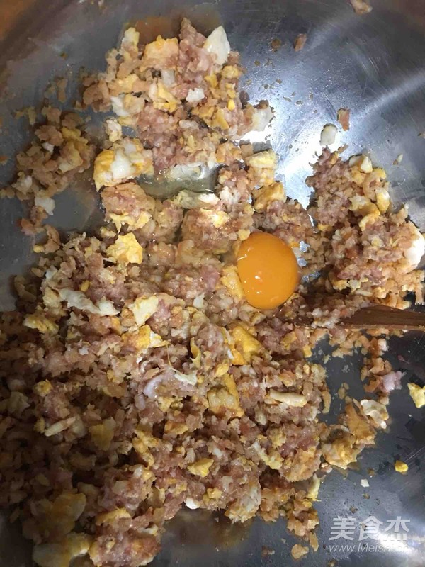 蒜苔鸡蛋虾米五花肉海带包子的做法步骤:19