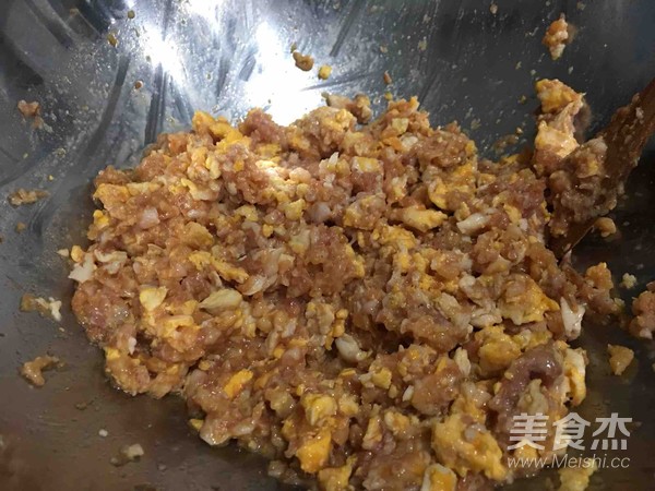 蒜苔鸡蛋虾米五花肉海带包子的做法步骤:19